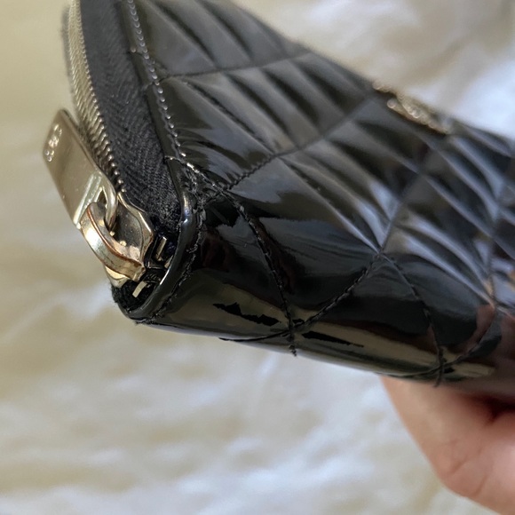 CHANEL Black, quilted patent leather wallet. - Picture 10 of 11